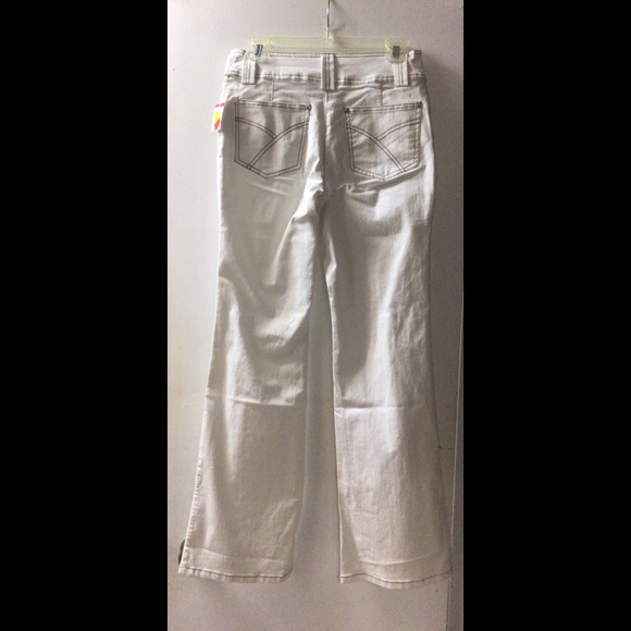🌟 White Boot Cut Jeans - Picture 1 of 6
